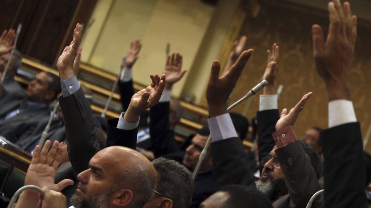 Miembros del Consejo de la Shura egipcio votan en la cámara alta