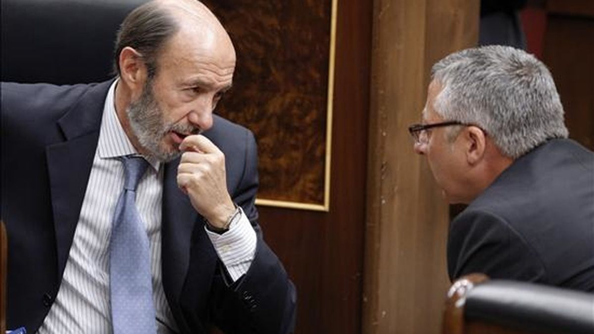 El ministro del Interior, Alfredo Pérez Rubalcaba (i), conversa con el ministro de Fomento, José Blanco (d), durante la sesión de control al Gobierno que se celebra hoy en el Congreso. EFE