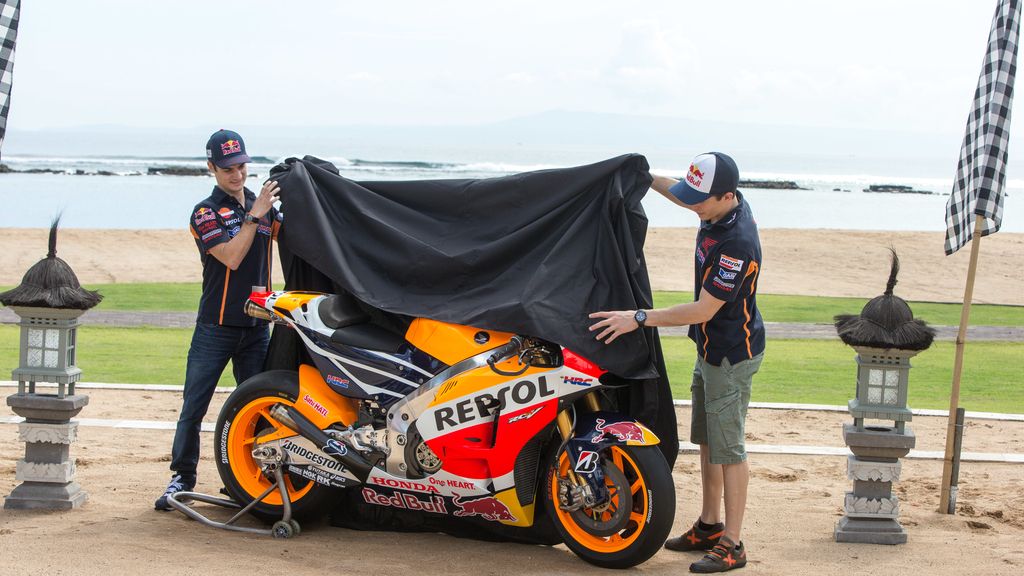 Márquez y Pedrosa presentan su nueva moto para 2015