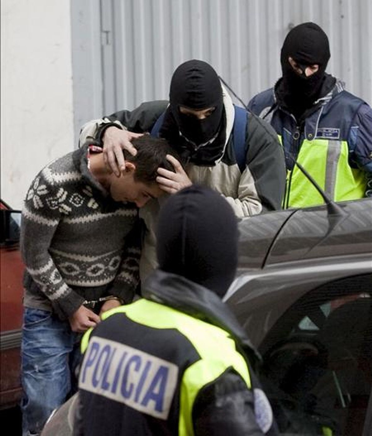 Miembros de la Policía Nacional conducen a uno de los detenidos en su domicilio en la calle Isanza de la capital alavesa, tras la operación desencadenada en España a raíz de la detención del número uno de ETA en Francia, Jurdan Martitegi. EFE