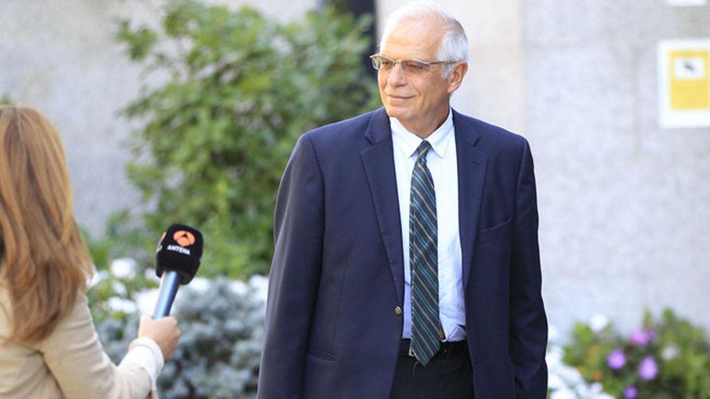 Josep Borrell acude a dar el pésame a la familia de Miguel Boyer