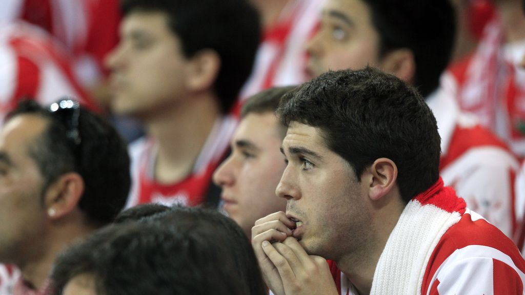 Caras de circunstancia en los aficionados del Athletic quienes ven como el sueño se escapa
