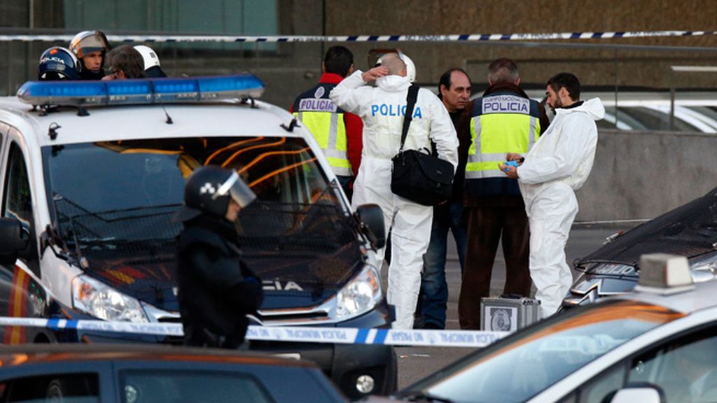 Un hombre estrella su coche contra la entrada principal