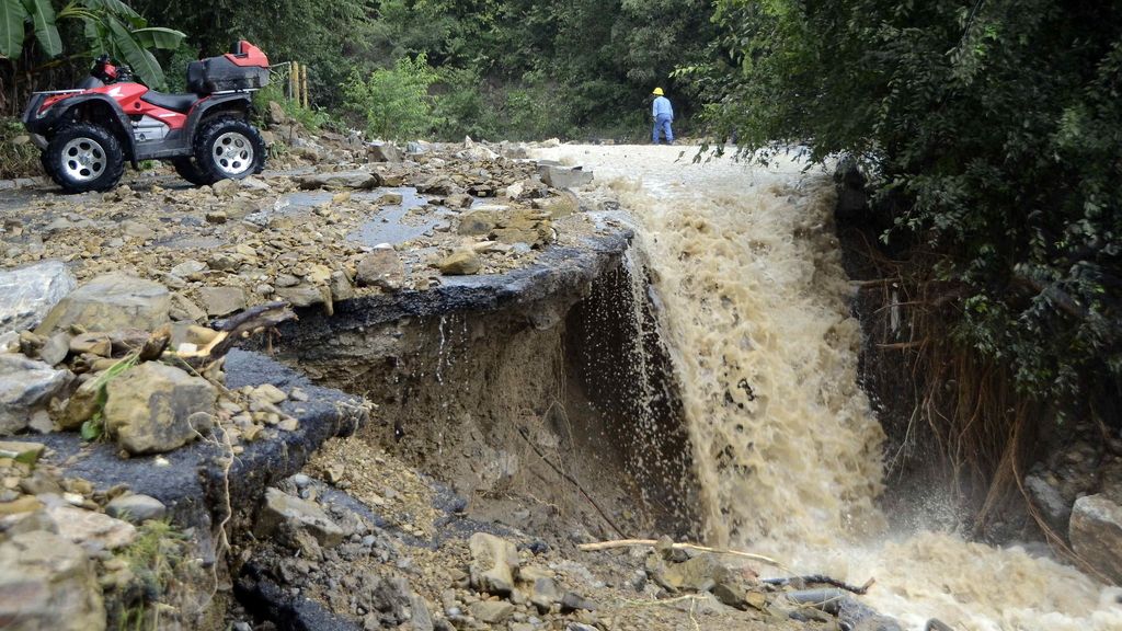 Fuertes lluvias, derrumbes y estragos en infraestructuras