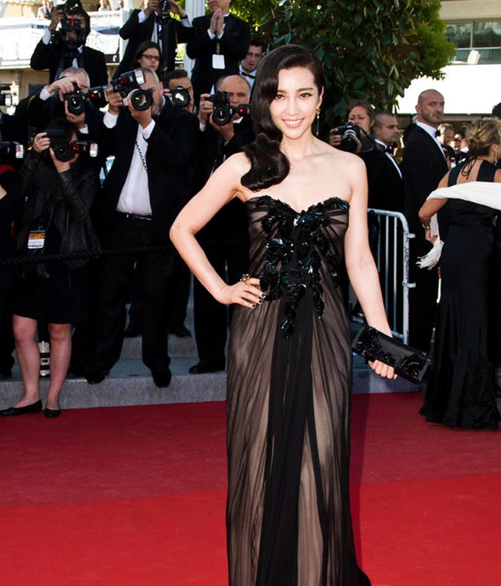 Irina, enseñando cacha, acompaña a Brad Pitt en la premier de su pelicula