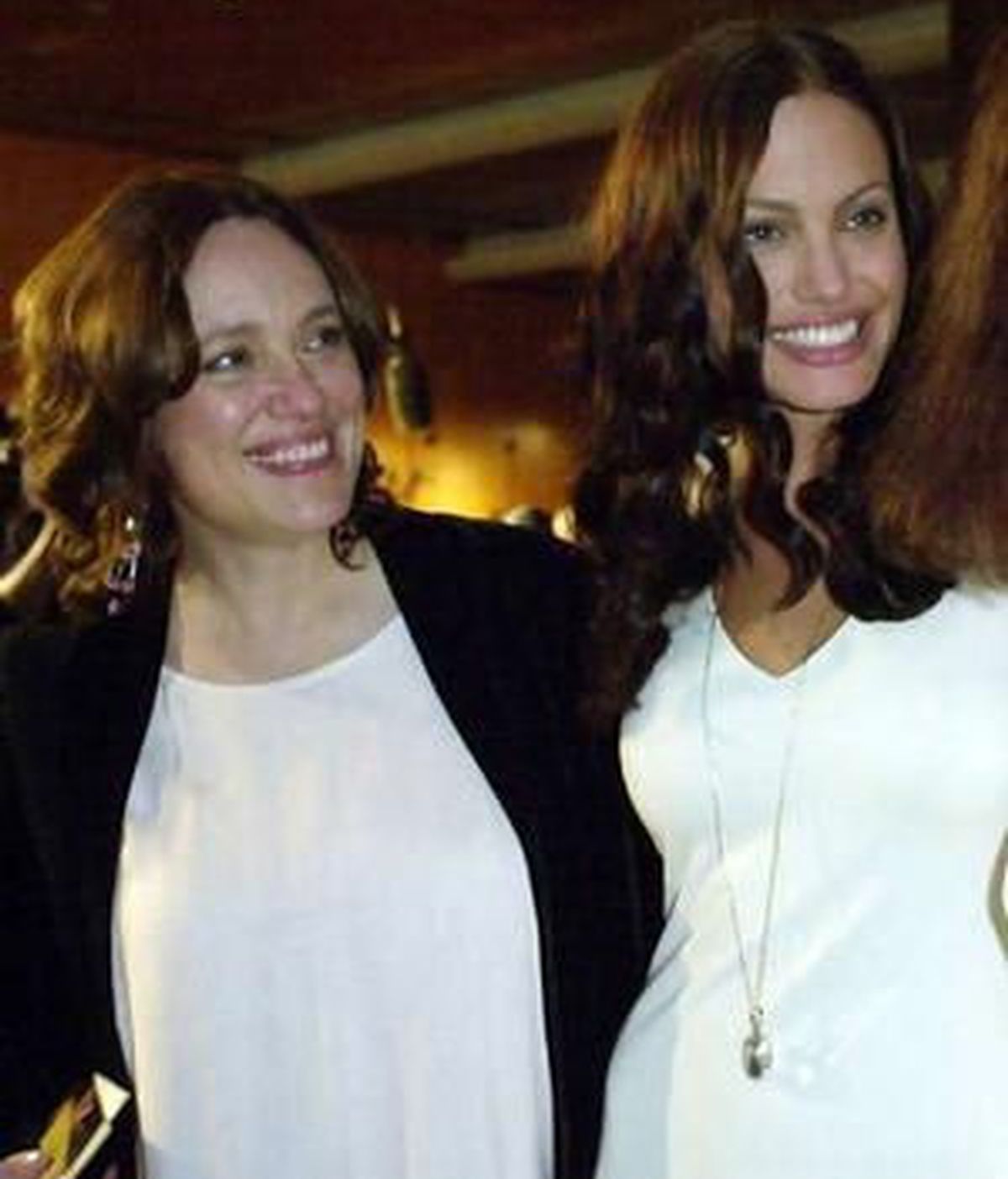 Angelina Jolie y su madre, Marcheline Bertrand en una vieja foto de familia.