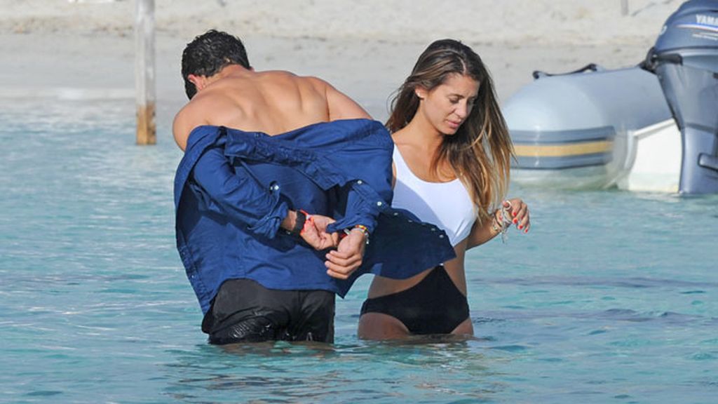 Amor y baños en Formentera: Elena Tablada arranca sus 'divi-vacaciones' en trikini