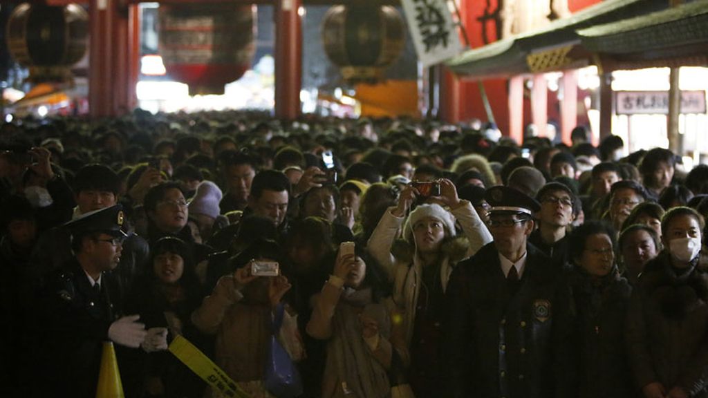 Japón recibe el 2014 con oraciones y fotos
