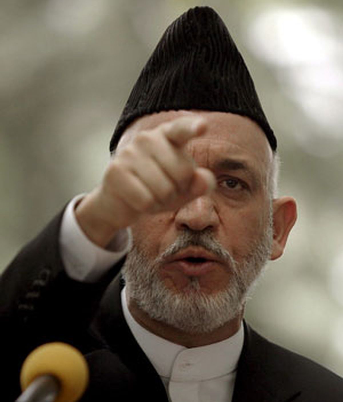 Karzai ha defendido el "derecho" de su país a actuar en defensa propia, advirtió directamente al integrista Baitulah Mehsud de que "iremos por él" y "atacaremos su residencia.