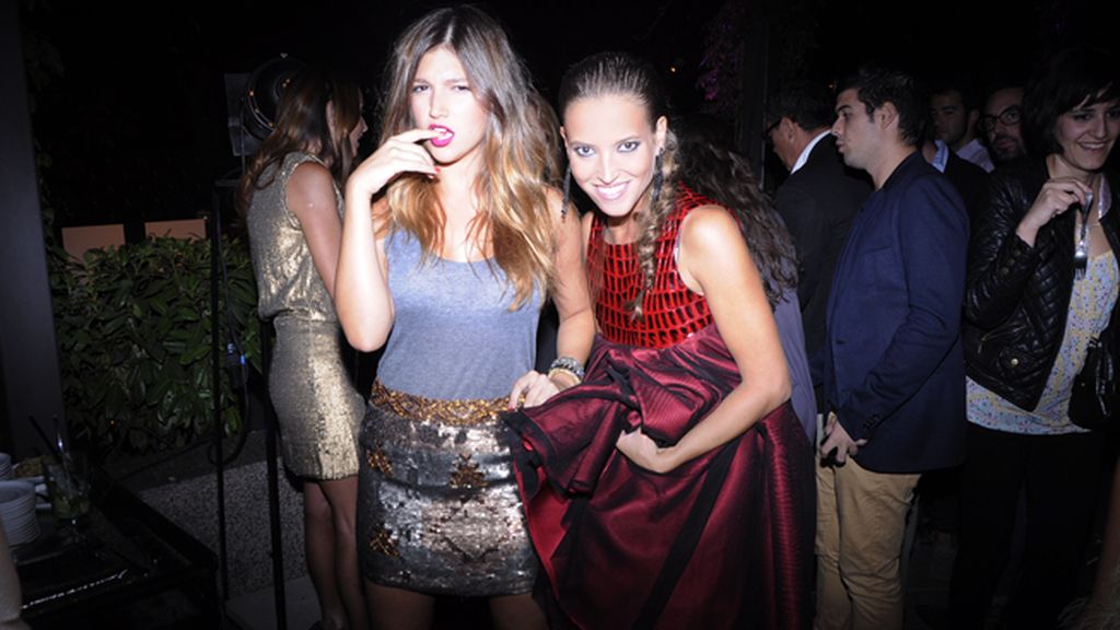 Las actrices Úrsula corberó y Ana Fernández bromearon entre ellas durante toda la fiesta