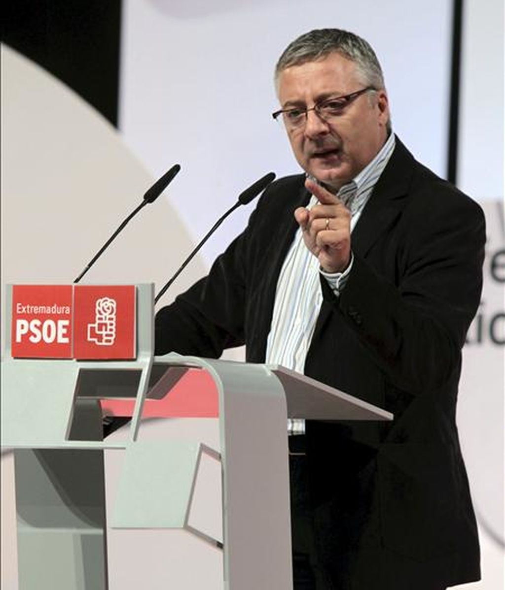 El vicesecretario general del PSOE, José Blanco, durante su intervención en la Conferencia Política del PSOE de Extremadura, en la que se sentarán las bases para elaborar los programas electorales para las elecciones autonómicas y locales de 2011. EFE El vicesecretario general del PSOE, José Blanco, durante su intervención en la Conferencia Política del PSOE de Extremadura, en la que se sentarán las bases para elaborar los programas electorales para las elecciones autonómicas y locales de 2011. EFE