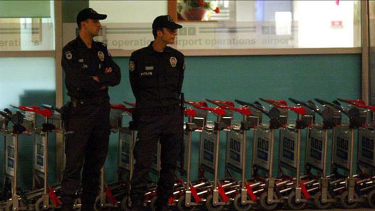 Foto de archivo policías en el aeropuerto de Estambúl