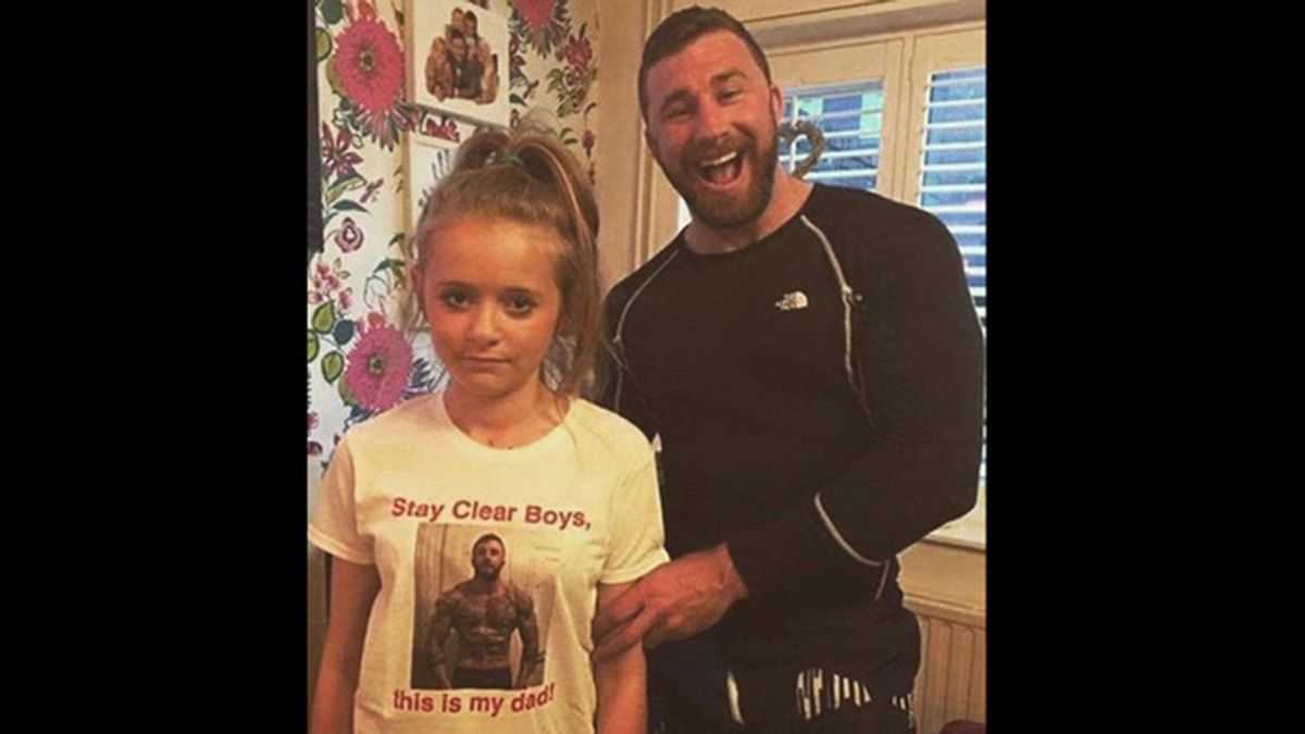 Luce musculatura en la foto de la camiseta de su hija para alejar a los chicos de su camino