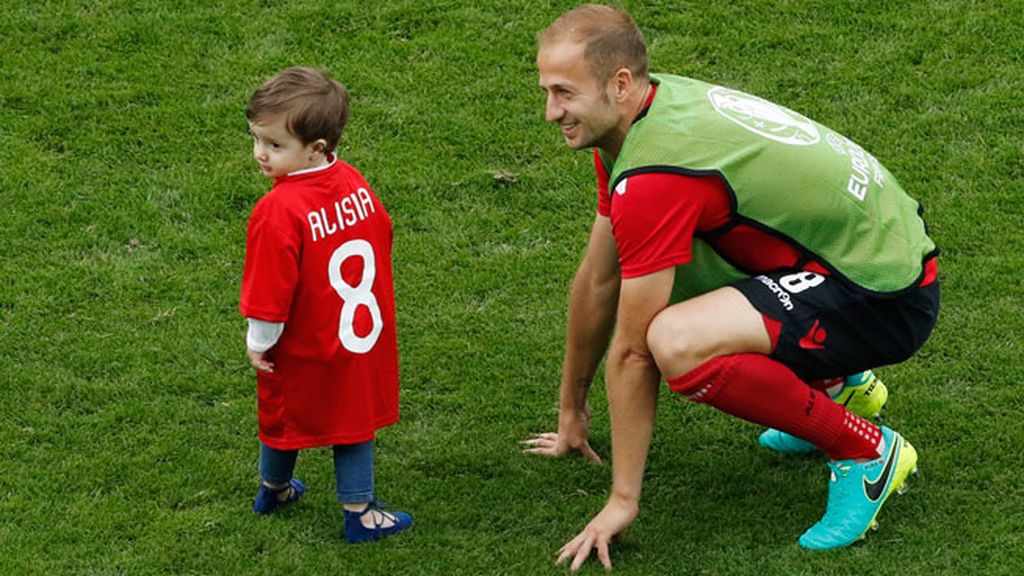 Los hijos de los jugadores saltaron al campo al finalizar el partido