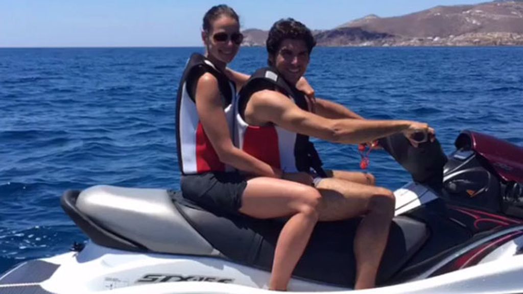 Barco, amigos, amor: las románticas vacaciones de Eva González y Cayetano