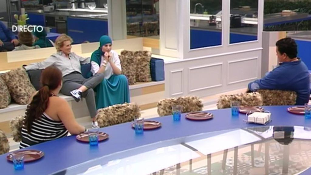 Mercedes entra acompañada de la gallina Falacia