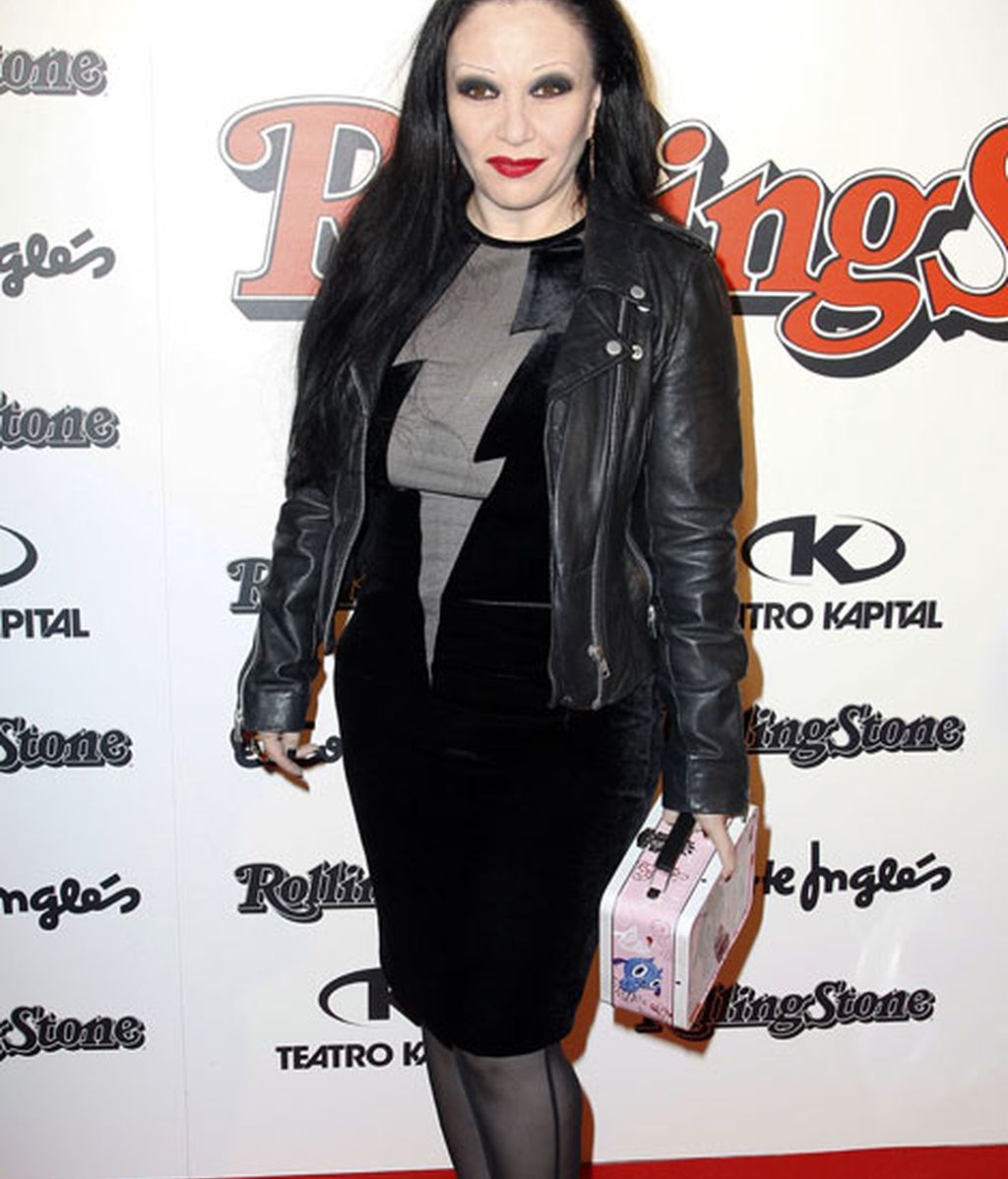 Alaska llevó un original bolso de lata