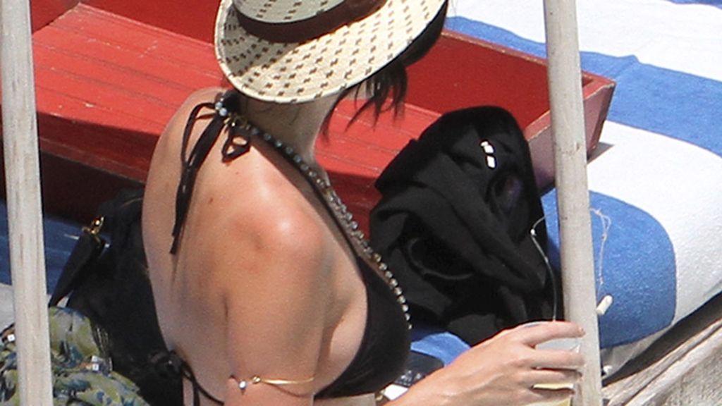 Collar de perlas, sombrero de paja, refrigerios...