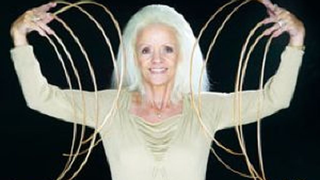 Lee Redmond luce sus uñas de más de ocho metros de largo