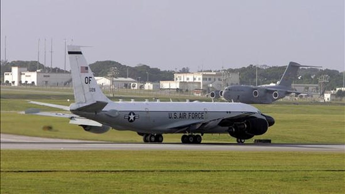 Un avión de reconocimiento RC-135S de la Fuerza Áerea estadounidense se prepara para despegar en la base USAF de Kadena en Okinawa, al sur de Japón. El ministro de Defensa nipón confirmó que Corea del Norte lanzó un misil balístico de largo alcance a pesar de la resolución del Consejo de Seguridad de las Naciones Unidas. EFE