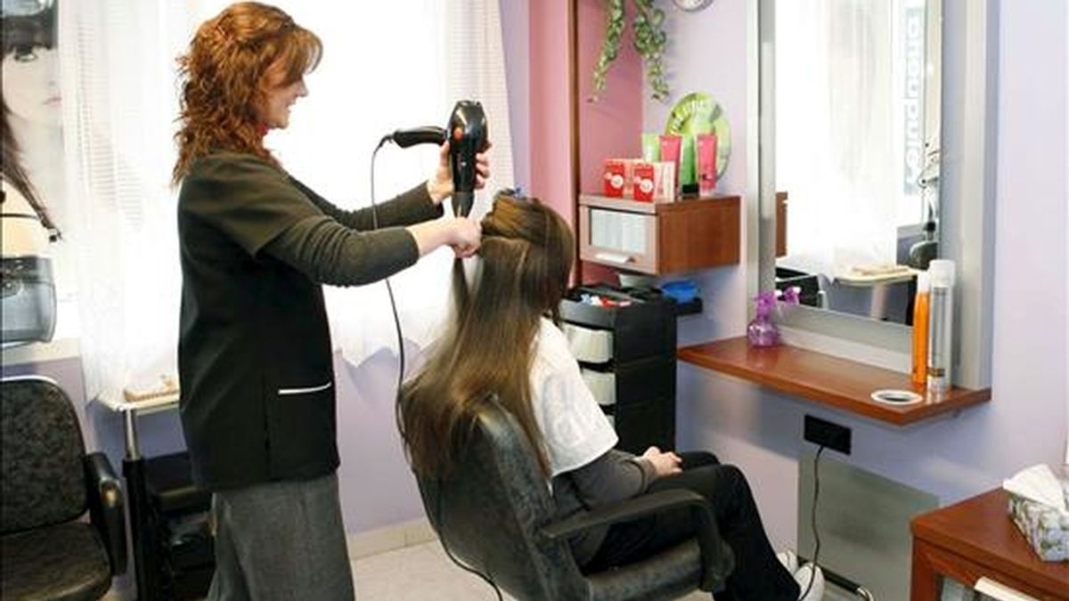 Belén Bermúdez, una peluquera de Lugo, ha puesto en marcha una imaginativa y solidaria fórmula para luchar contra el desempleo: un corte de pelo gratis para los parados y sus hijos. EFE