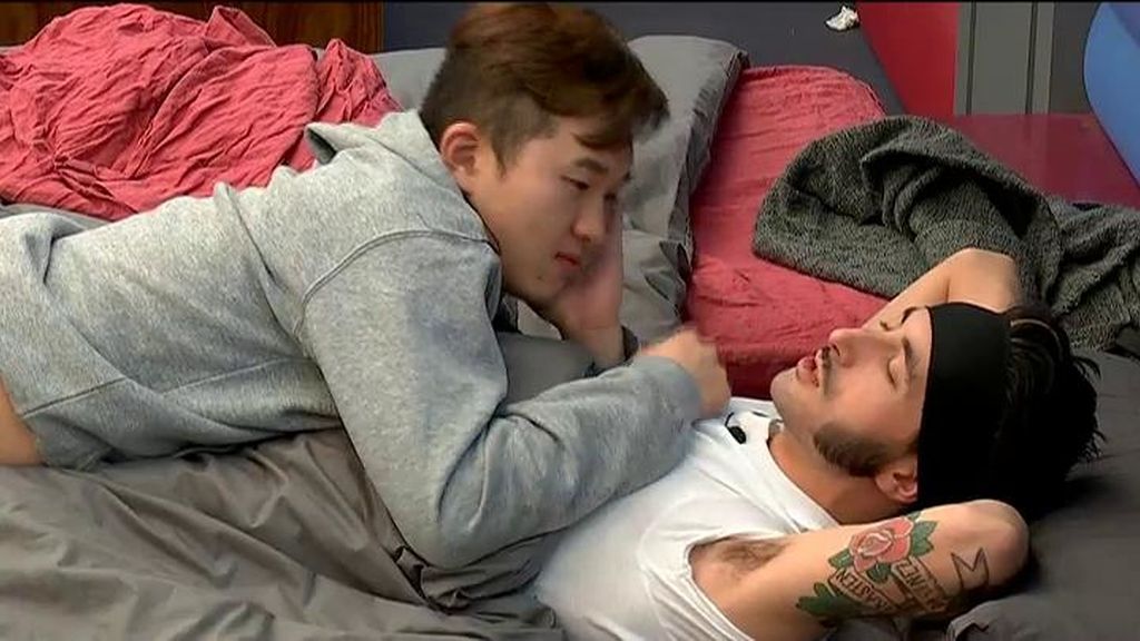 Aritz se afeita para la fiesta rocabilly de 'GH16'