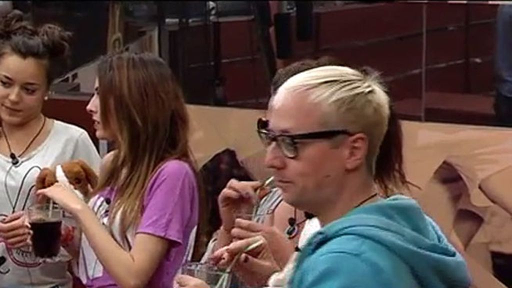 Disfrutando como enanos entre almohadas y peluches