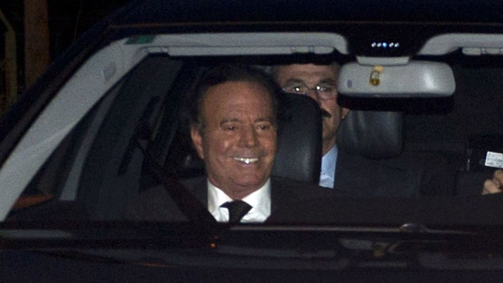 Julio Iglesias llegando a la boda de su hijo