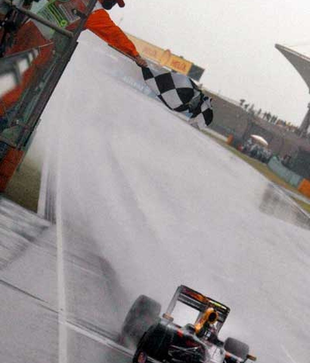 Vettel cruza la meta