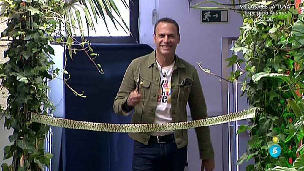 Los colaboradores de 'Sálvame' llegan a Telecinco en un bus de dos plantas