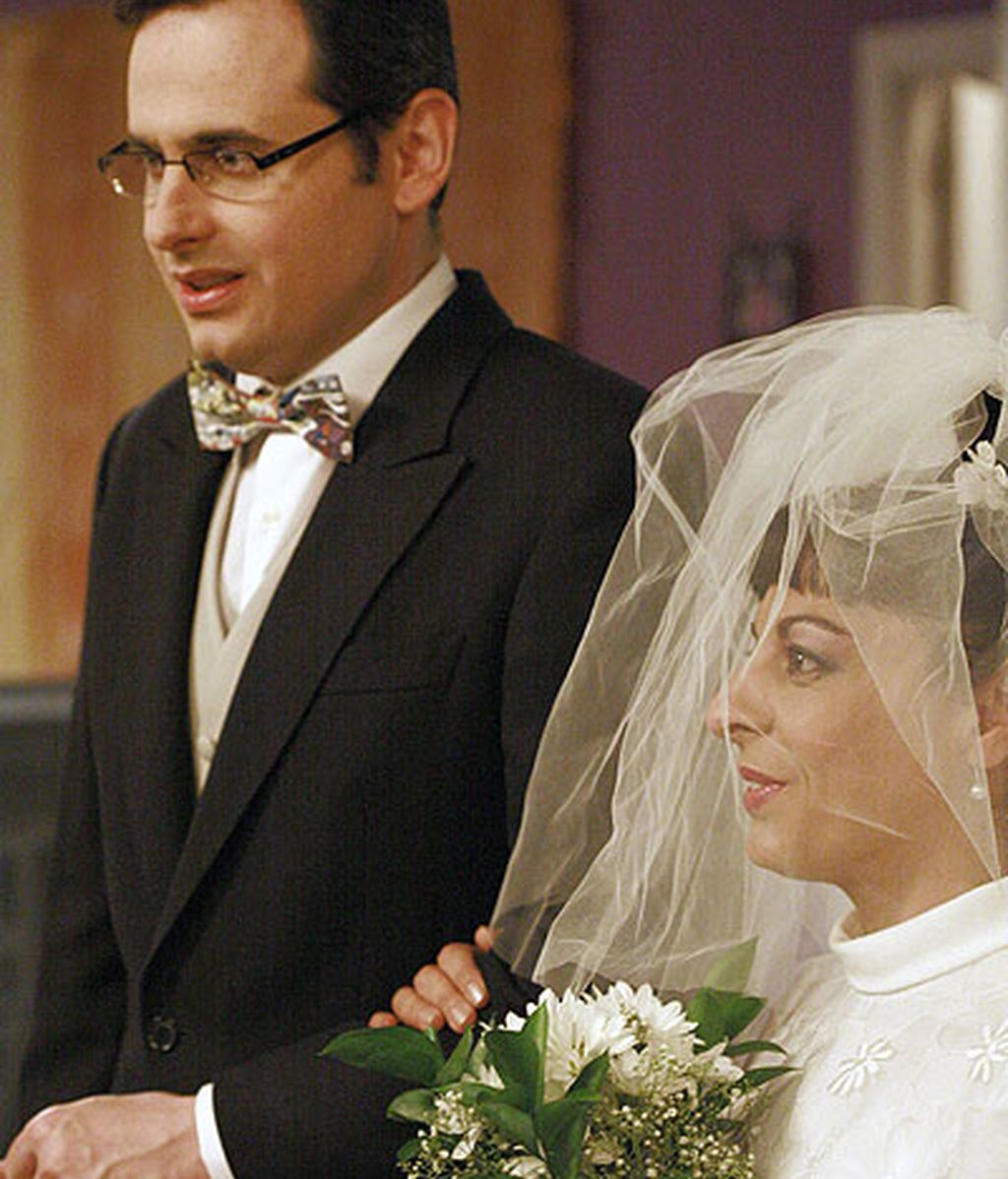 Cap. 9,T.2: 'Swingers, una boda exprés y una niña huerfanita'