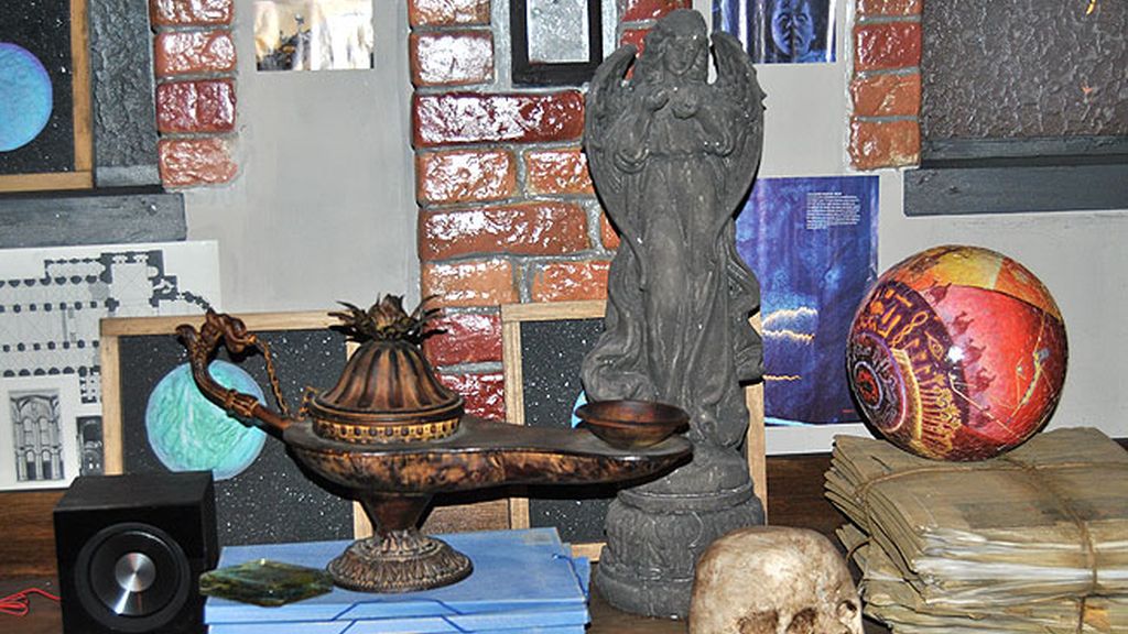 El plató de ‘Cuarto Milenio’: una biblioteca sin fin