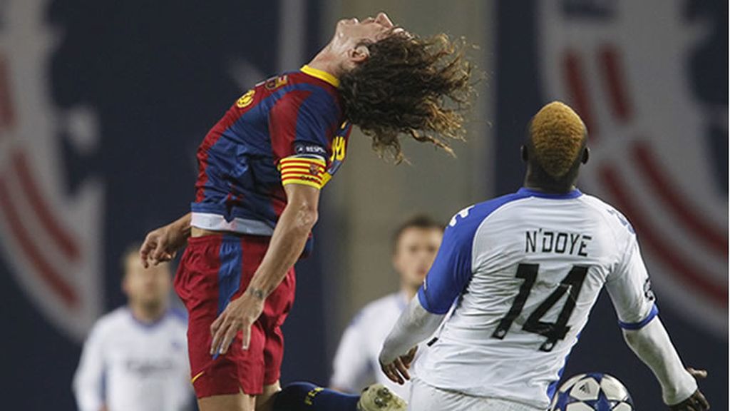 Puyol y Ndoye en el partido de Champions que enfrentaba al Barcelona y al Copenhague