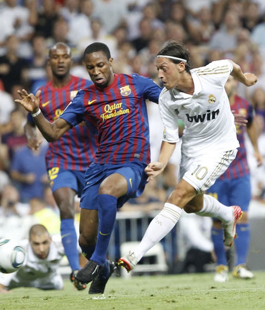 Ozil dispara para marcar el primer gol del partido (1-0)