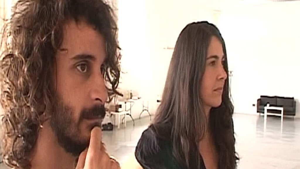 Nuestra reportera, Clara Sánchez-Castro, junto al encargado de asistir a la modelo, durante una sesión fotográfica