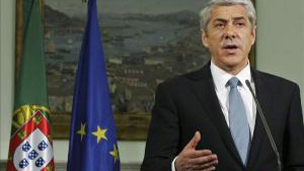 El primer ministro de Portugal, José Sócrates, habla a la prensa en Lisboa