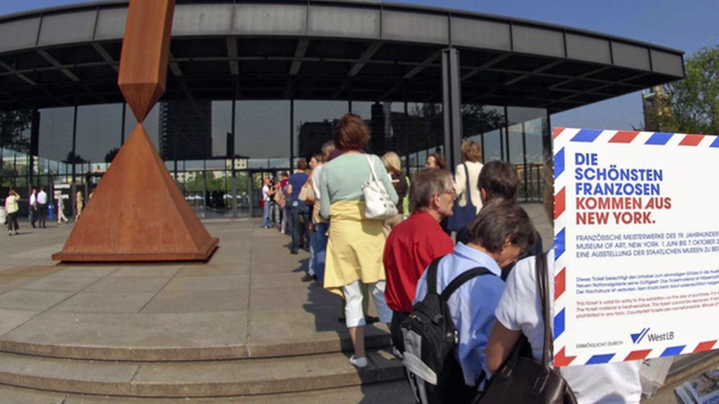 "Hemos tenido que hacer cola en la calle sin aire acondicionado"