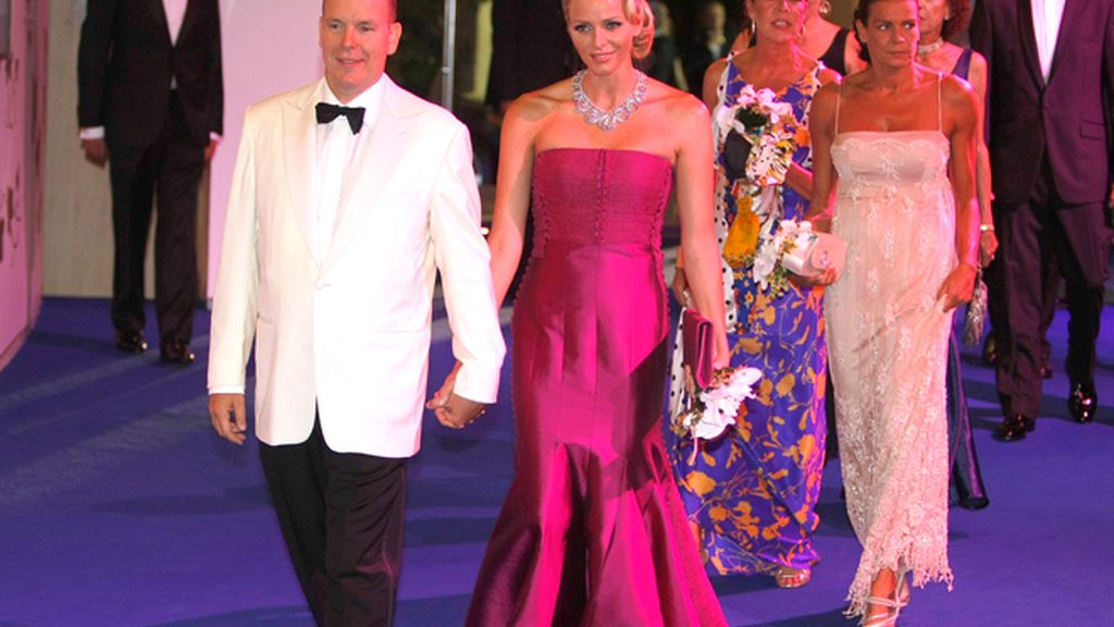 Charlene se planta el collar de bodas en la Gala de la Cruz Roja