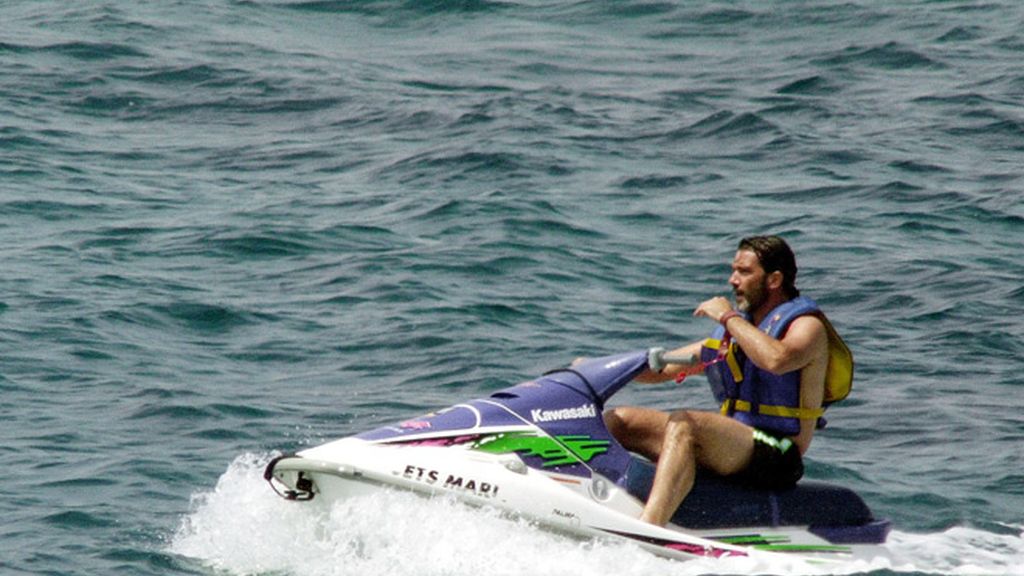 En verano, érase un famoso a una moto de agua pegado...