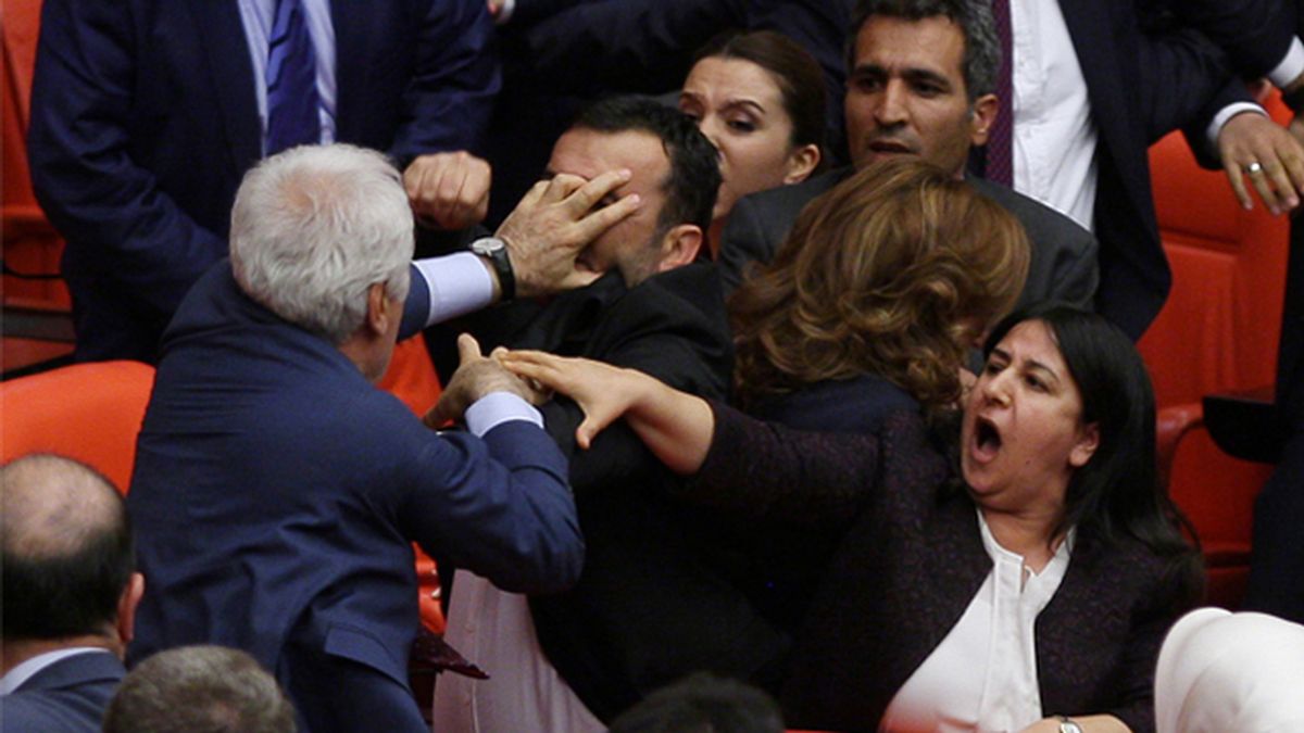 Diputados turcos se pelean en pleno Parlamento por el acuerdo con la UE