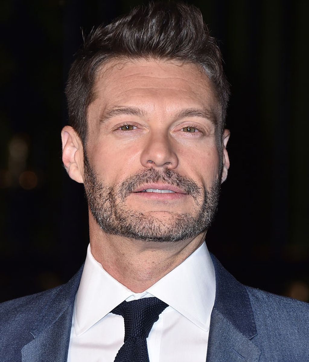 Ryan Seacrest con traje azul