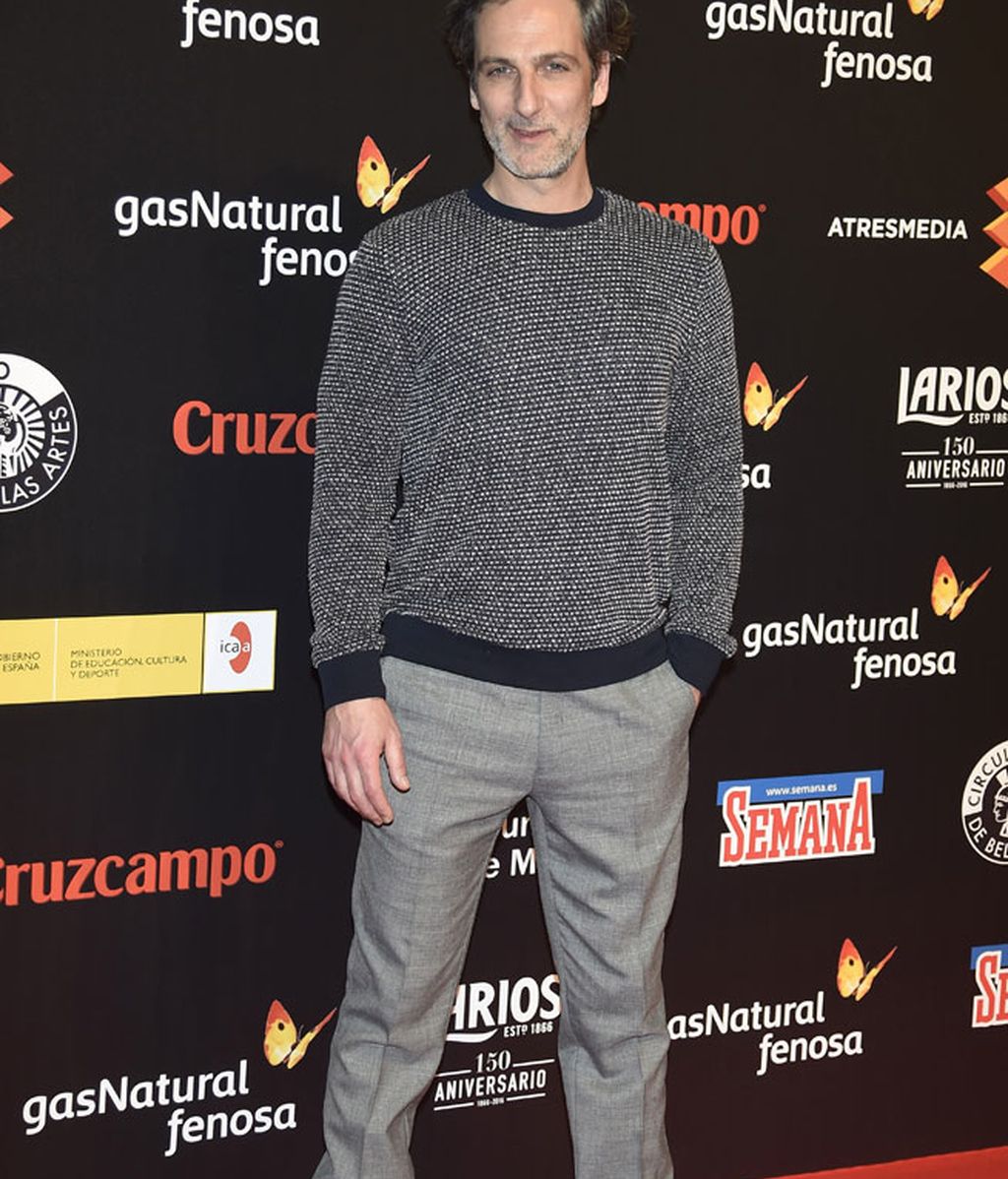 Ernesto Alterio con jersey y pantalón en tonos grises