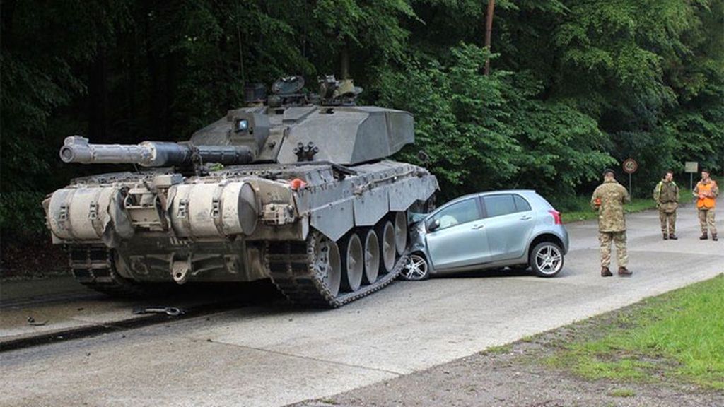 El aparatoso accidente entre un turismo y un tanque El aparatoso accidente entre un turismo y un tanque