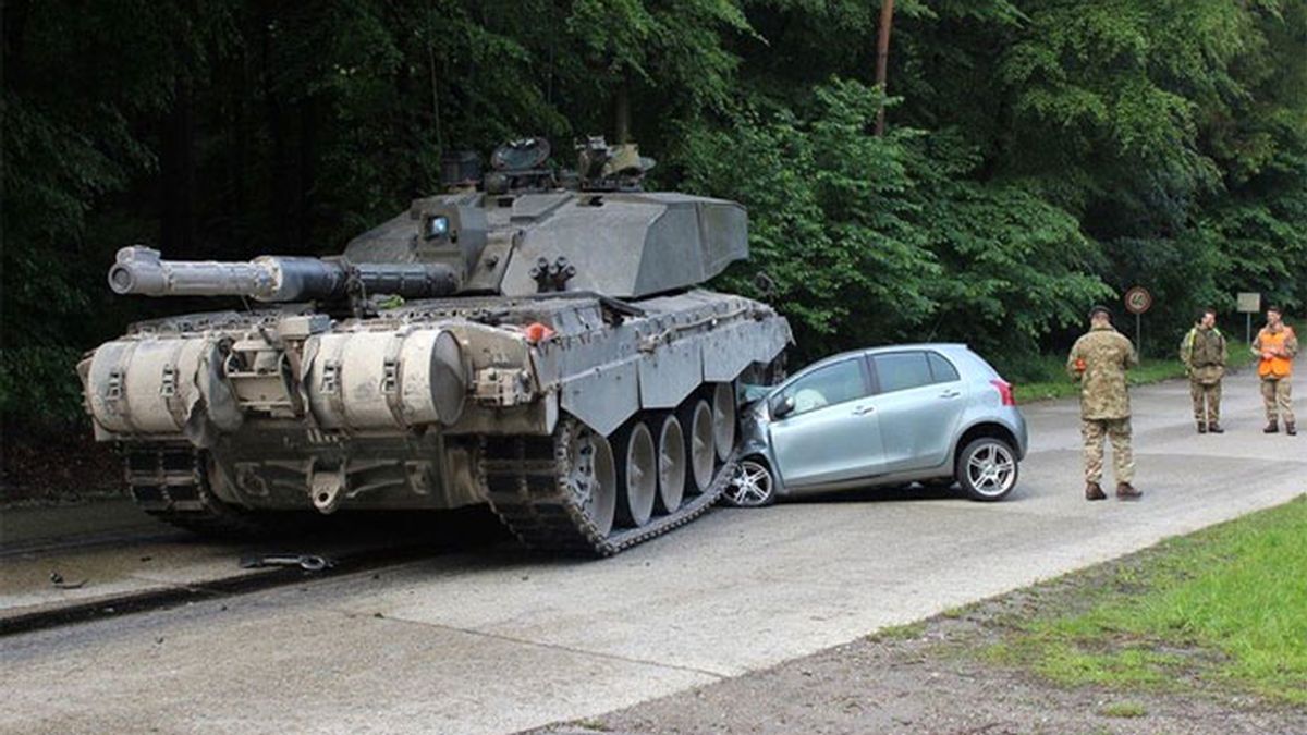 El aparatoso accidente entre un turismo y un tanque