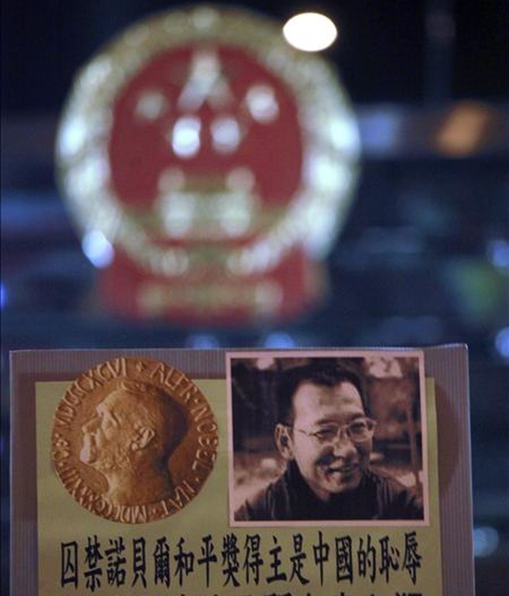 Activistas se manifiestan en Honk Kong, China, para exigir la liberación del escritor chino Liu Xiaobo, galardonado con el Premio Nobel de la Paz y en prisión desde 2008 por pedir reformas democráticas. EFE Activistas se manifiestan en Honk Kong, China, para exigir la liberación del escritor chino Liu Xiaobo, galardonado con el Premio Nobel de la Paz y en prisión desde 2008 por pedir reformas democráticas. EFE