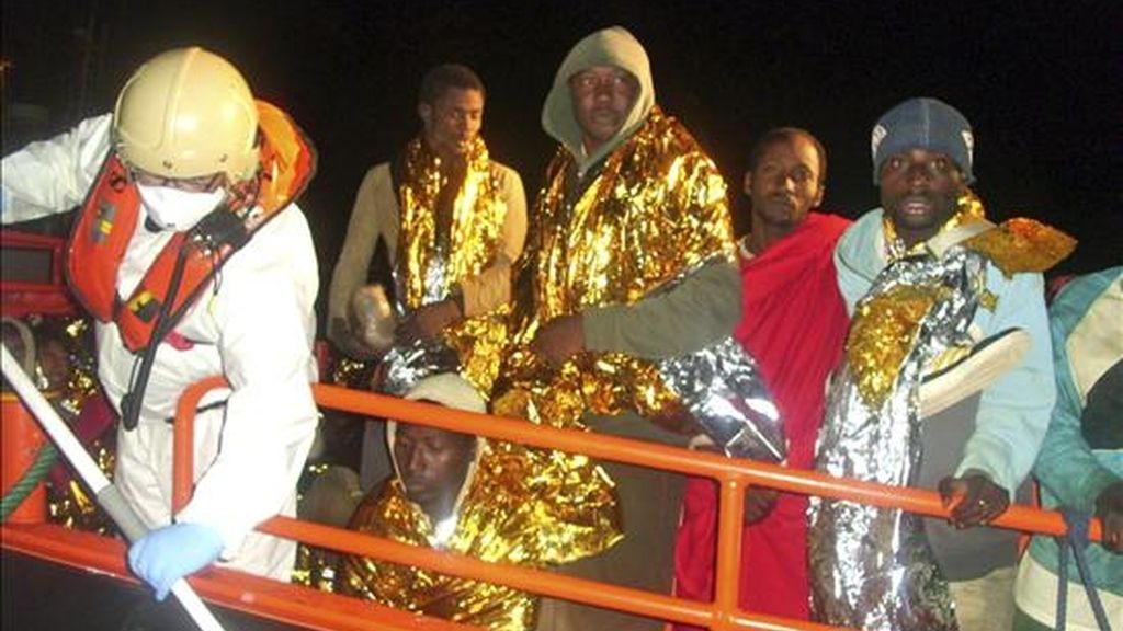 Miembros de Salvamento Marítimo español rescatan en Motril (Granada, sureste) una embarcación con 55 inmigrantes. EFE/Archivo Miembros de Salvamento Marítimo español rescatan en Motril (Granada, sureste) una embarcación con 55 inmigrantes. EFE/Archivo