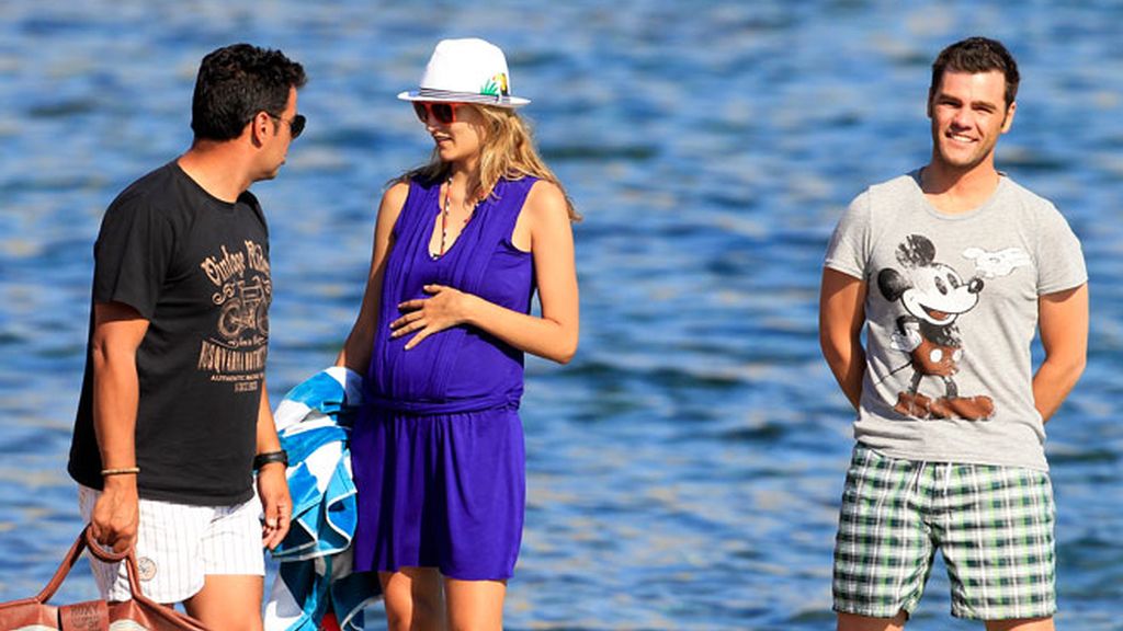 Fonsi Nieto y su novia presumen de embarazo en las playas de Ibiza