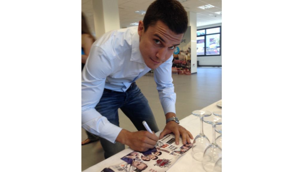 Alex González firmando el DVD y el libro de El príncipe