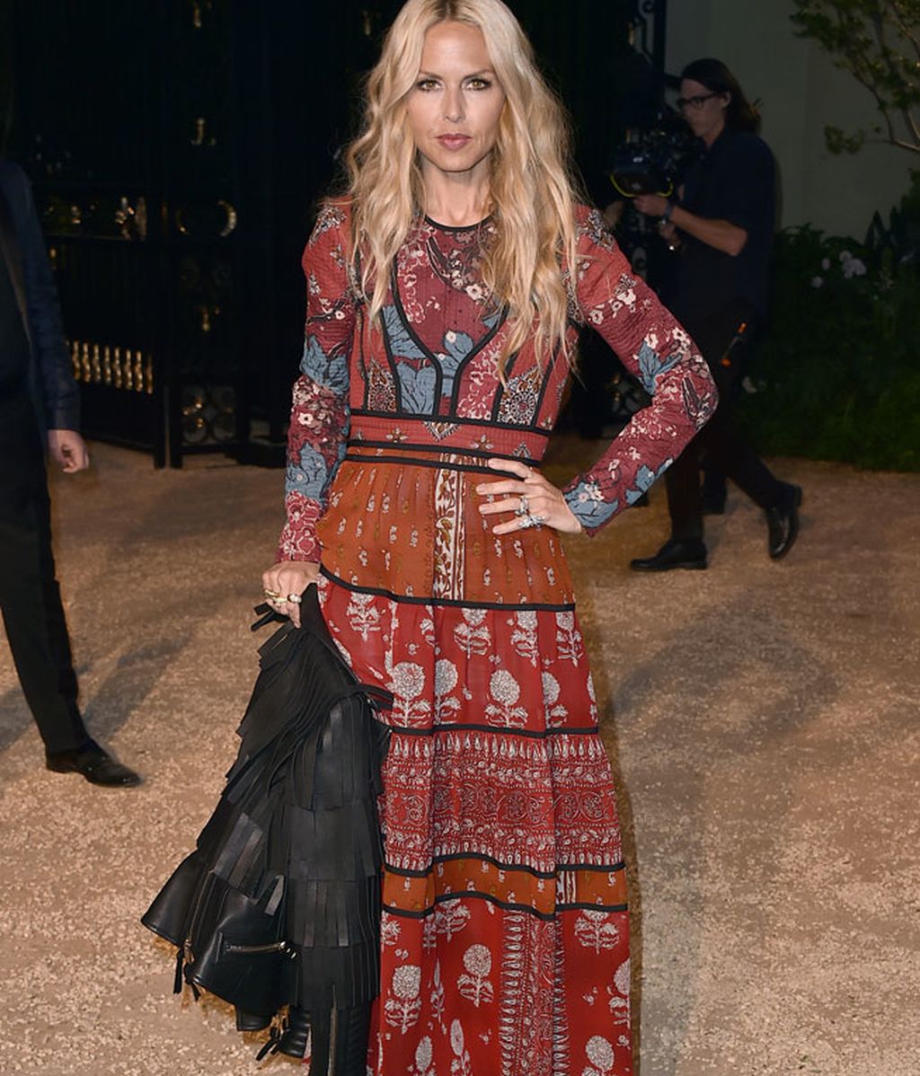 Zoe Saldana con vestido de estampado étnico