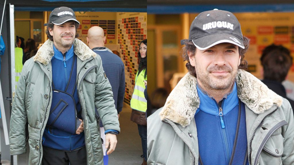 Rodolfo Sancho, baja de última hora por una lesión en el brazo, ejerció de animador en la grada